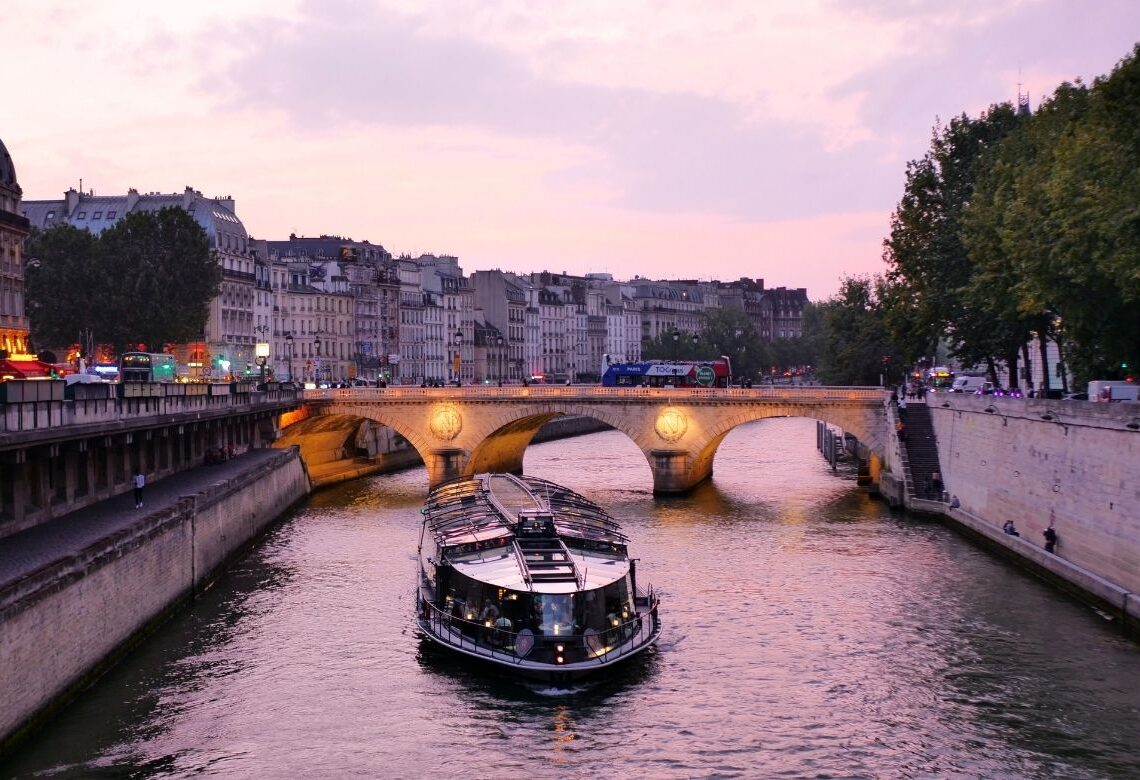 Avis complet sur le dîner croisière Paris en Scène : menu, vue et ambiance