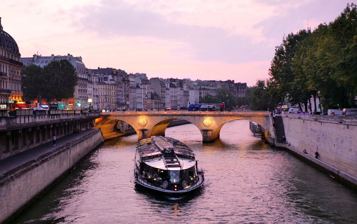 Avis complet sur le dîner croisière Paris en Scène : menu, vue et ambiance